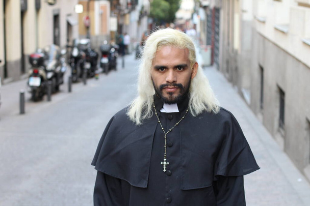 Außenporträt eines christlichen Priesters bei Tag  - Foto, Bild