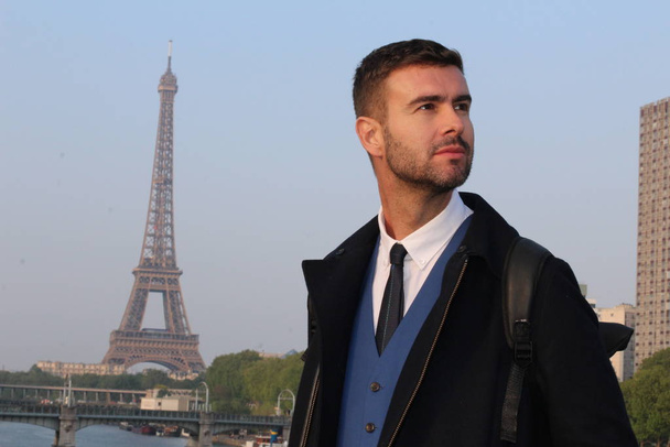 Klasszikus kinézetű úriember alkalmi ruhában áll a Paris utcában nappal. - Fotó, kép