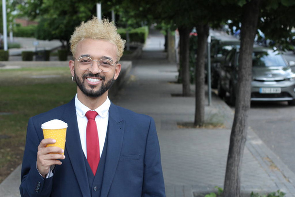 路上でのコーヒーの紙コップに合うハンサムな若いビジネスマンのクローズアップ肖像画 - 写真・画像