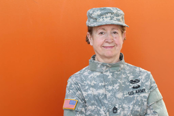 Volwassen vrouwelijke Amerikaanse leger veteraan - Foto, afbeelding