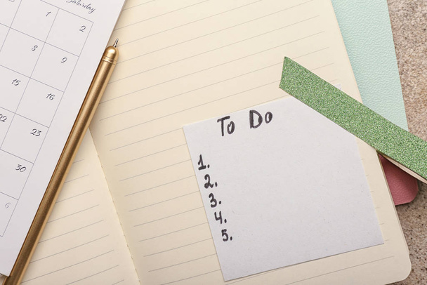 Vider la liste des choses à faire avec le bloc-notes sur la table, gros plan
 - Photo, image