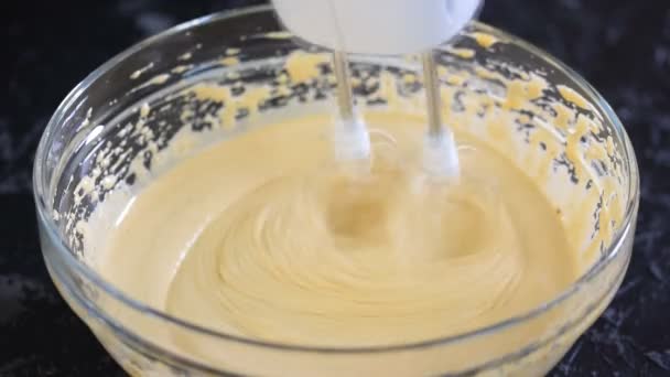 Süteményt sütni egy elektromos mixerrel. - Felvétel, videó