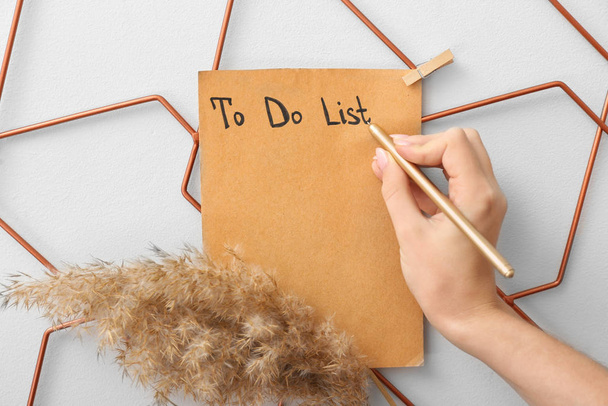 Mujer haciendo una lista de cosas por hacer sobre fondo blanco
 - Foto, imagen