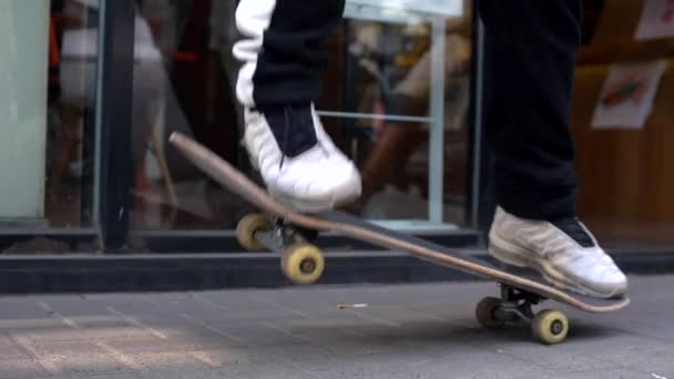 Skateboardista Skáče nahoru a dolů na skateboardu Nohy detailní up zpomalený pohyb  - Záběry, video