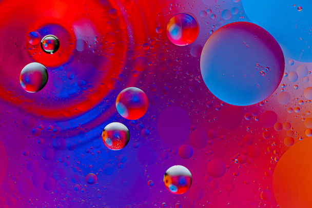 abstrakter Raumhintergrund von Öltropfen auf der Wasseroberfläche - Foto, Bild