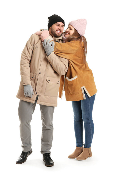 Portrét šťastného páru v zimním oblečení na bílém pozadí - Fotografie, Obrázek