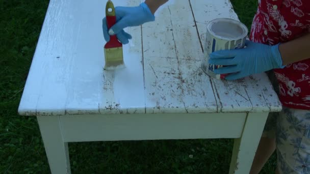 farba w białym starym drewnianym stole ogrodowym - Materiał filmowy, wideo