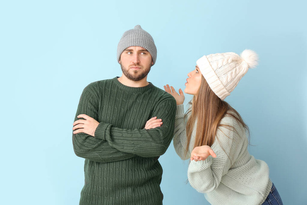 Портрет эмоциональной пары в зимней одежде на цветном фоне
 - Фото, изображение