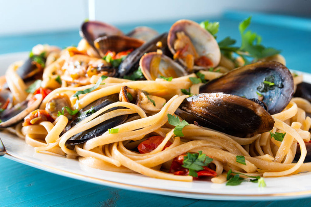 Bir tabak Linguine allo Scoglio, tipik deniz ürünleri soslu İtalyan makarnası.  - Fotoğraf, Görsel