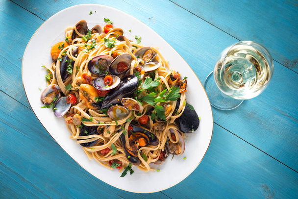 Dish of Linguine allo Scoglio, типова італійська макарони з морським соусом.  - Фото, зображення