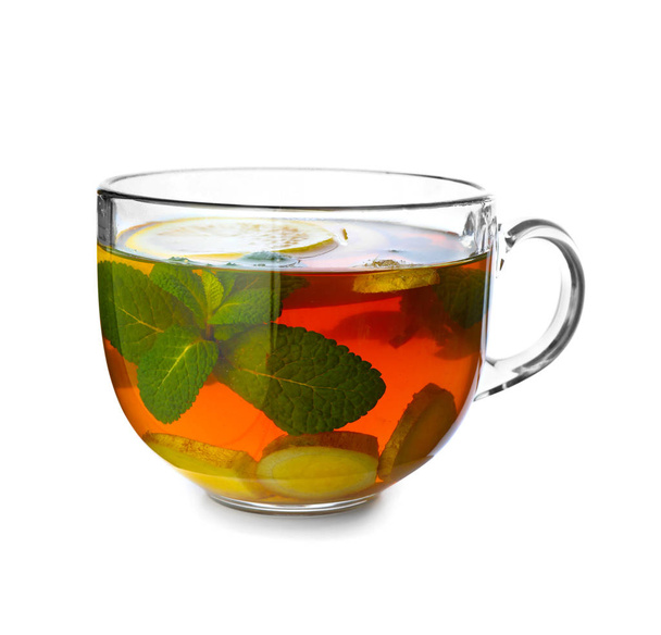 Чашка смачного імбирного чаю на білому тлі
 - Фото, зображення