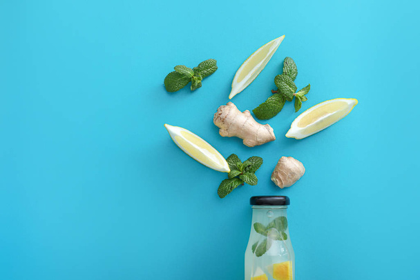Композиція зі смачним імбирним лимонадом на кольоровому фоні
 - Фото, зображення