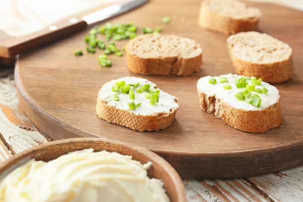 Lezzetli krem peynirli ve yeşil soğanlı taze ekmek. - Fotoğraf, Görsel