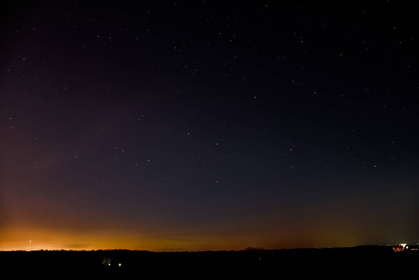 der späte Nachthimmel über dem Feld - Foto, Bild