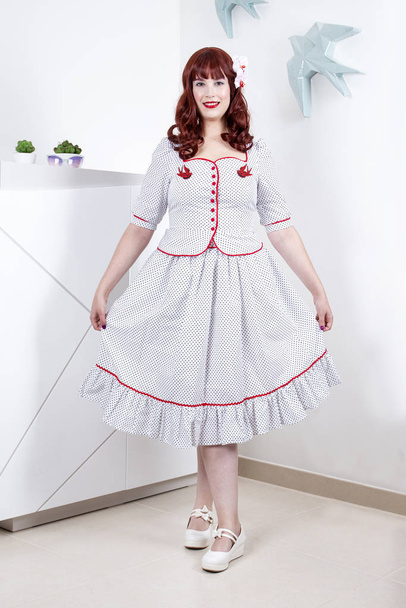 Pinup dívka s klasickými bílými šaty s tečkami - Fotografie, Obrázek