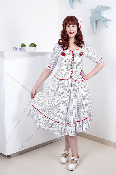 Pinup dívka s klasickými bílými šaty s tečkami - Fotografie, Obrázek