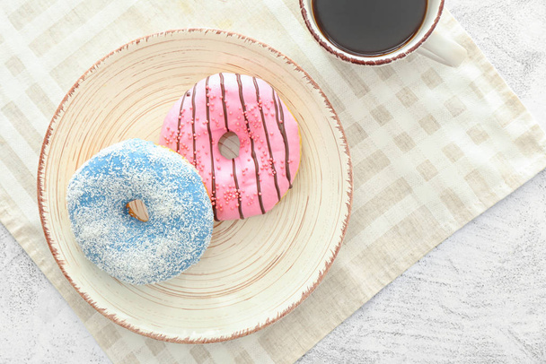 Тарілка з солодкими смачними пончиками на столі
 - Фото, зображення