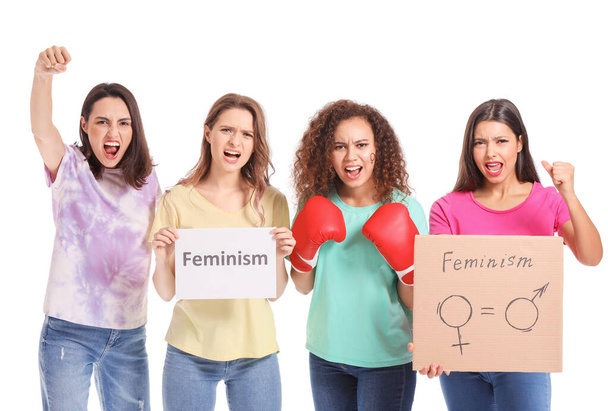 Jonge vrouwen op witte achtergrond. Begrip feminisme - Foto, afbeelding