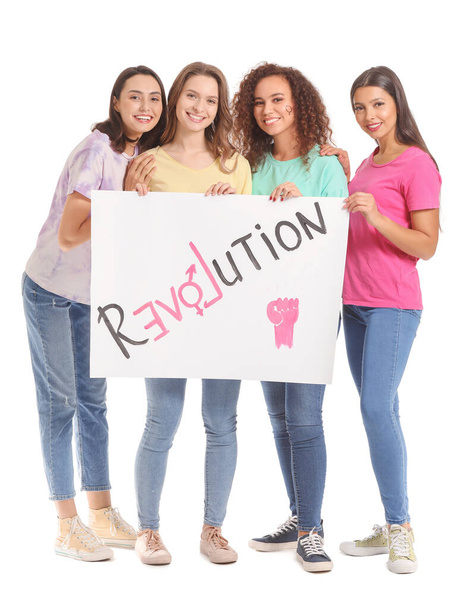 Νεαρές γυναίκες κρατούν αφίσα με κείμενο Επανάσταση σε λευκό φόντο. Έννοια του φεμινισμού - Φωτογραφία, εικόνα