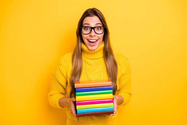 Amazed crazy funky school girl teen want start her study day go library get pile stack order copybooks impressed scream wow omg wear knitted collar jumper isolated bright yellow shine color background - Foto, immagini