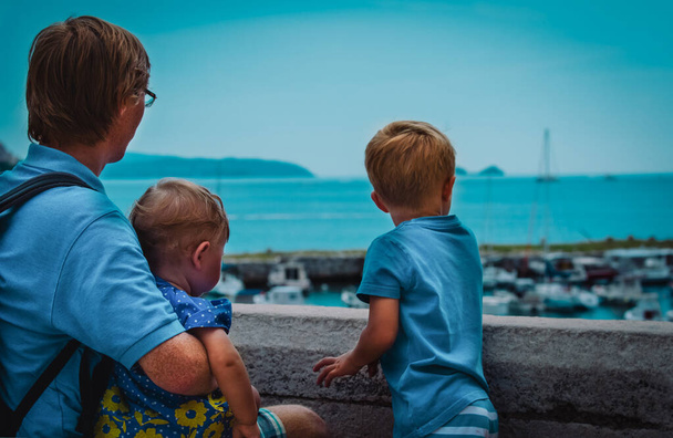 Familie - Vater mit kleinem Sohn und Tochter - mit Blick auf den Hafen Dubrovnik, Kroatien - Foto, Bild