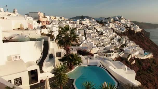 Drohnen-Ansicht von Santorin, Griechenland. Resort Pool-Pfanne - Filmmaterial, Video