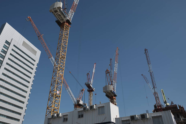 γερανός πύργος - υπό κατασκευή κτίρια στο Τελ Αβίβ, Ισραήλ. - Φωτογραφία, εικόνα