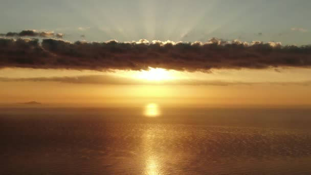 Auringonlasku yli Ocean Orange Sun Kaunis meri vesi aallot Santorini
 - Materiaali, video