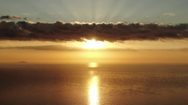 Сонячне проміння Оранжеве сонце Гарні морські хвилі Santorini - Кадри, відео