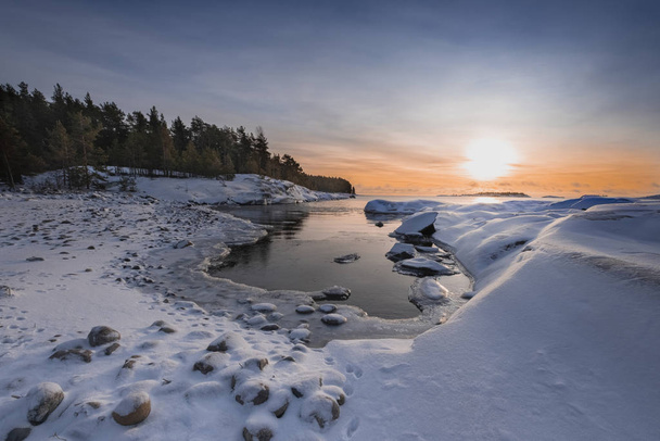 winter sunrise on the lake Ladoga island Kajosaari Republic of Karelia - Foto, Imagen