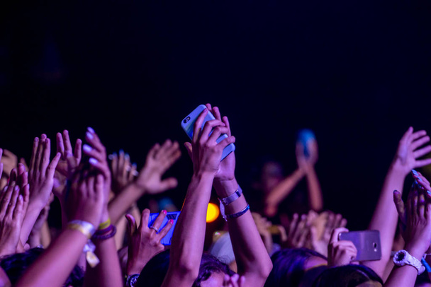 mani in alto sul festival di concerti
 - Foto, immagini