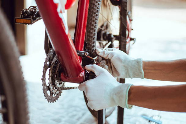 Επισκευή ποδηλάτων, Ελέγξτε τη διαθεσιμότητα πριν από την περιστροφή, κοντινό πλάνο - Φωτογραφία, εικόνα