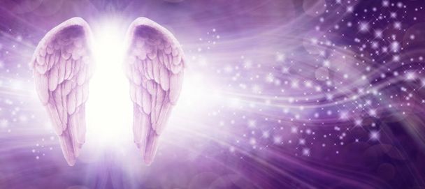 Tablero de mensajes de alas de ángel de chispa púrpura - par de alas de ángel en el lado izquierdo con un silbido de líneas onduladas y destellos sobre un fondo púrpura con espacio para copiar
 - Foto, imagen