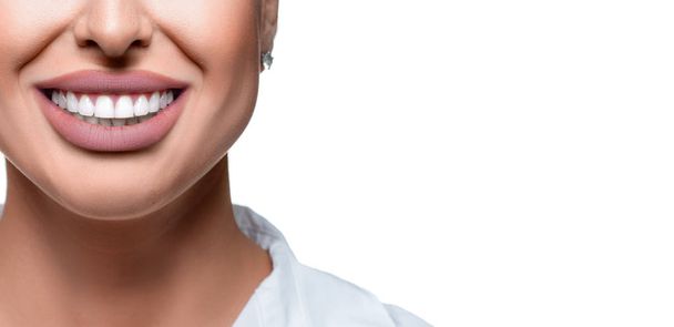 Detailní fotografie ženských úst s perfektními bílými zuby. Zubní zdravotní koncepce s kopírovacím prostorem. - Fotografie, Obrázek