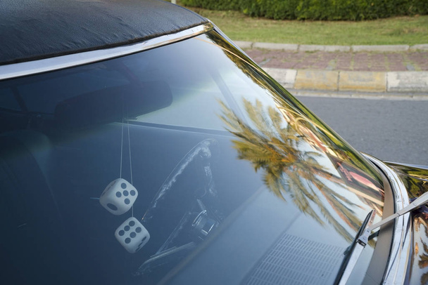 Μπροστά λεπτομέρεια παράθυρο ενός μοβ κλασικό αμερικανικό αυτοκίνητο στο δρόμο - Φωτογραφία, εικόνα