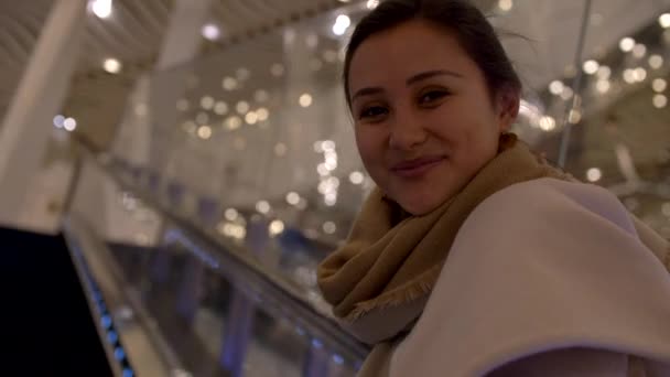 Ελκυστική νεαρή Mixed Woman Smiles στο Escalator Closeup 4k - Πλάνα, βίντεο
