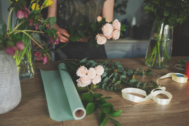 Женщина-флорист, создающая красивый букет в цветочном магазине, крупным планом
 - Фото, изображение