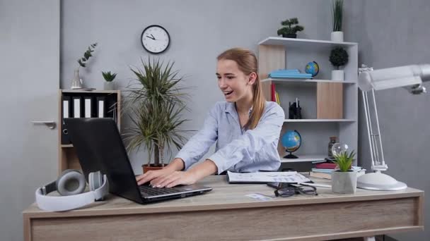 Близький погляд на дивовижну чарівну усміхнену леді, яка сидить на своєму робочому місці і задоволена побаченими хорошими результатами на комп'ютері
 - Кадри, відео