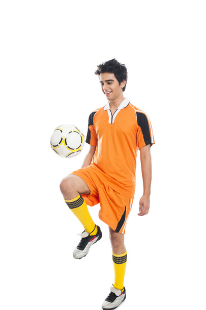 oefenen met een voetbal voetballer - Foto, afbeelding