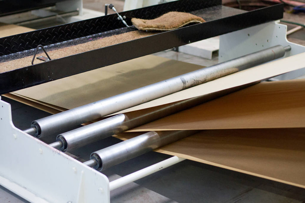 μηχανικό χαρτί στην αυτοματοποιημένη γραμμή εργοστασίων - Φωτογραφία, εικόνα