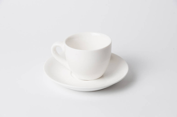 Copo de café expresso branco isolado no fundo branco
 - Foto, Imagem