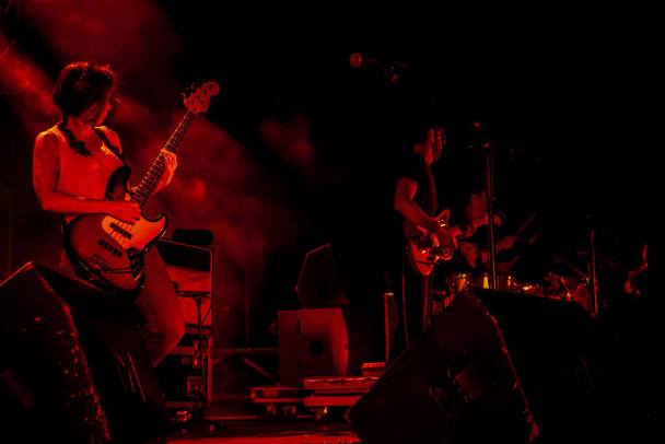 Група Лінди Мартіні виступає на музичному фестивалі. - Фото, зображення