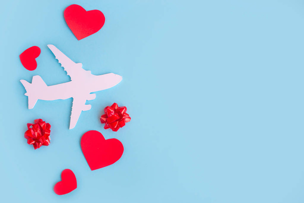 játék repülőgép kék asztalon piros szívvel - Fotó, kép
