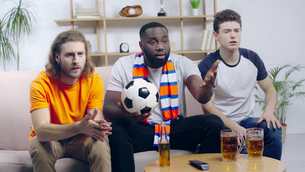 Enttäuschte multikulturelle Fußballfans sehen Meisterschaft  - Filmmaterial, Video