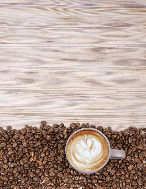 Καφές latte σε γκρι κύπελλο σε απομονωμένο φόντο με κόκκους καφέ - Φωτογραφία, εικόνα
