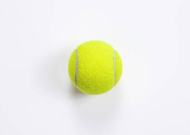 Jeden tenisový míček izolované bílé pozadí. Horní pohled - Fotografie, Obrázek