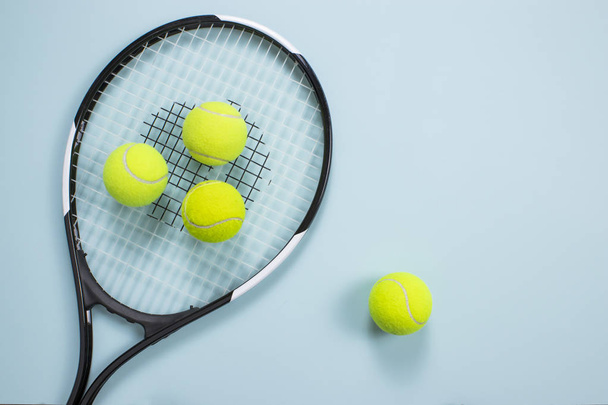 Tennis bal en racket geïsoleerde achtergrond. Bovenaanzicht - Foto, afbeelding