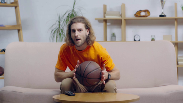 feliz barbudo fanático del baloncesto viendo campeonato
  - Metraje, vídeo