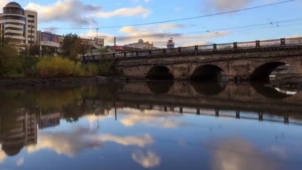 σύννεφα στο ηλιοβασίλεμα στο φόντο γέφυρα. πάροδο του χρόνου - Πλάνα, βίντεο