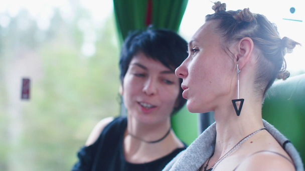Két buszon utazó leszbikus portréja. - Felvétel, videó